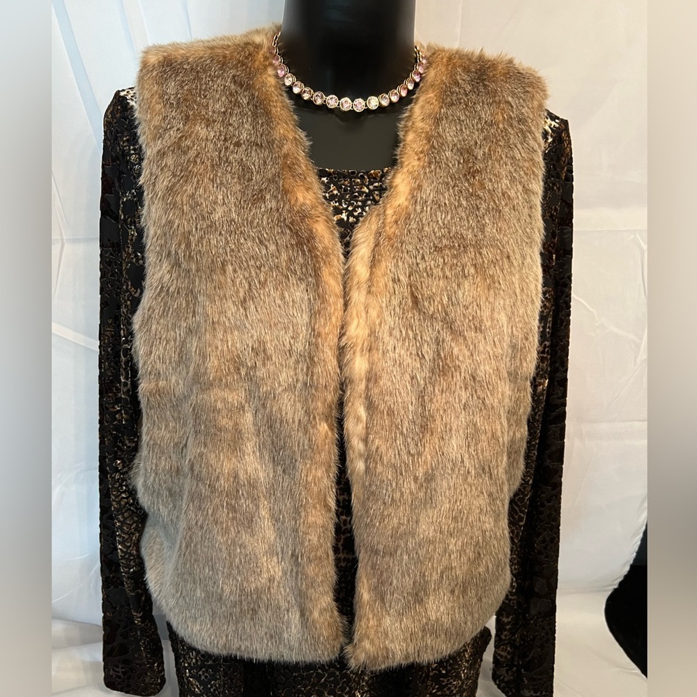 Aerie NWT Women’s brown faux fur vest. Size S/P. C230